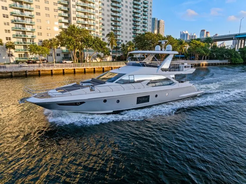 68ft Azimut yacht Paragon cruising in Miami